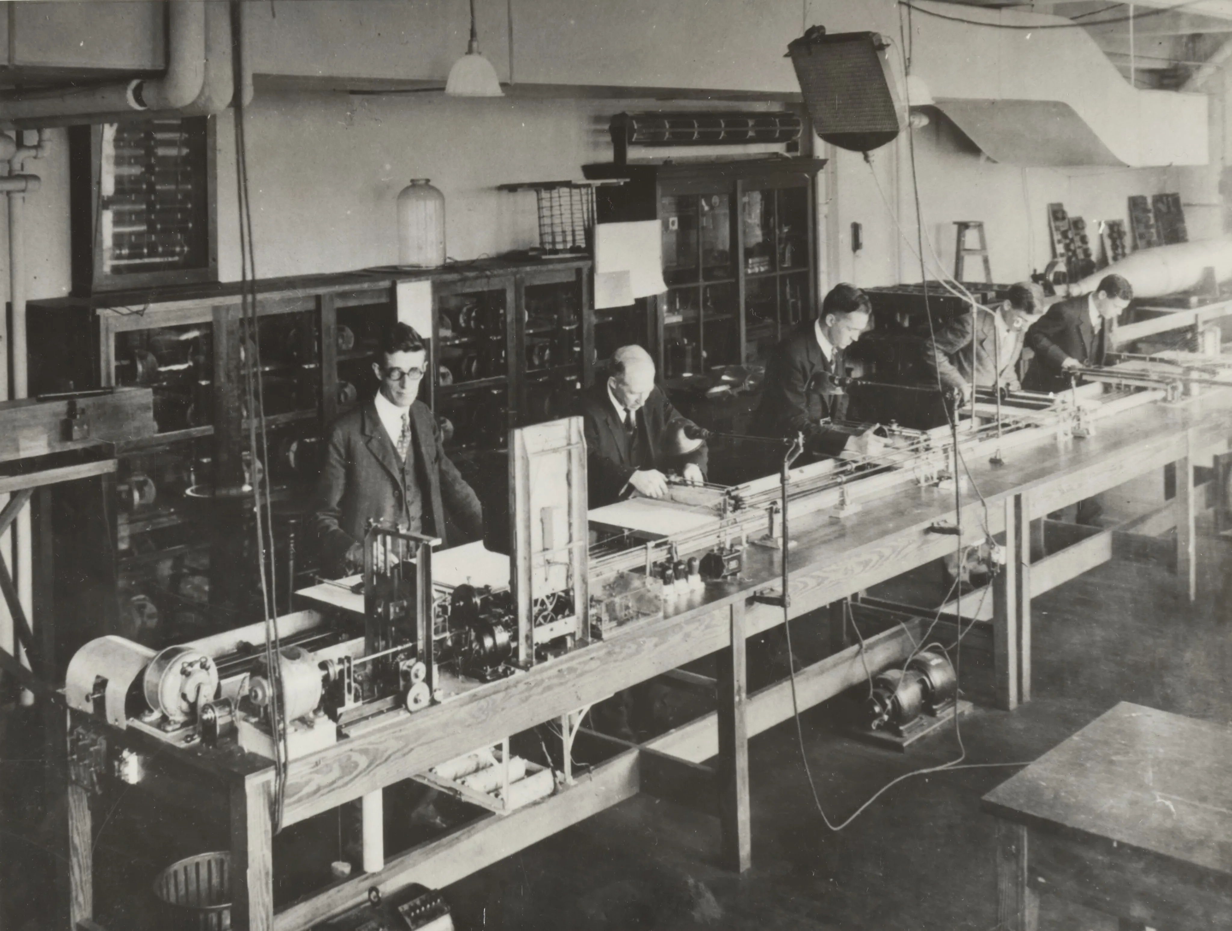 Vannevar Bush et l'intégraphe, MIT, 1927